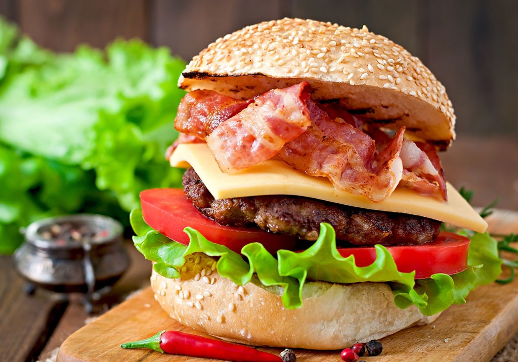 Bacon e carnes processadas são cancerígenos, revela OMS