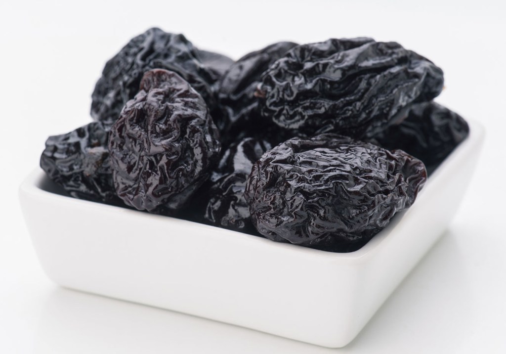 Comer ameixas secas ajuda a reduzir o risco de câncer de cólon