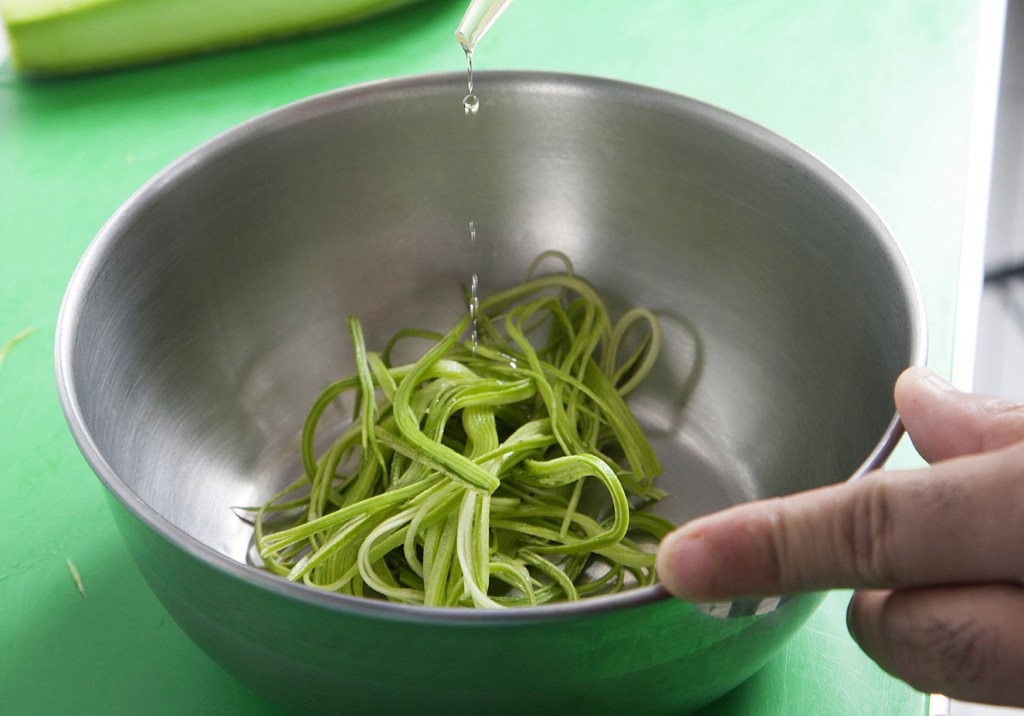 Espaguete de abobrinha com molho de tomate