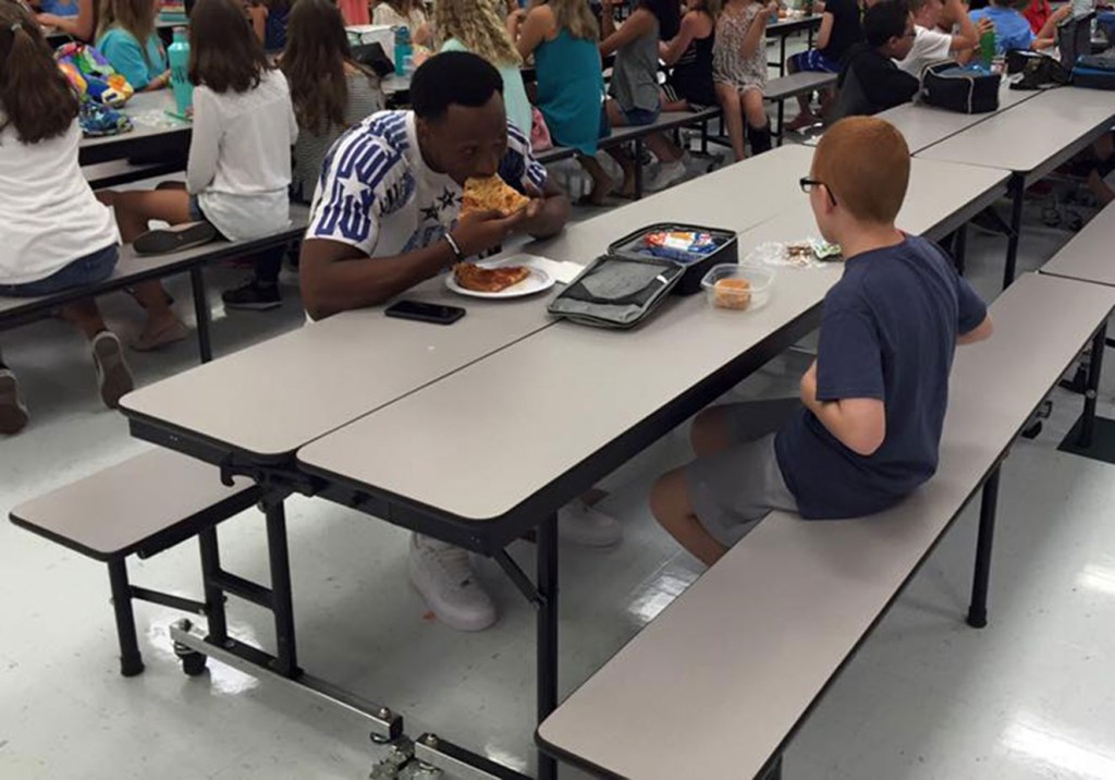 Menino que almoçava todo dia sozinho na escola é surpreendido por atleta famoso