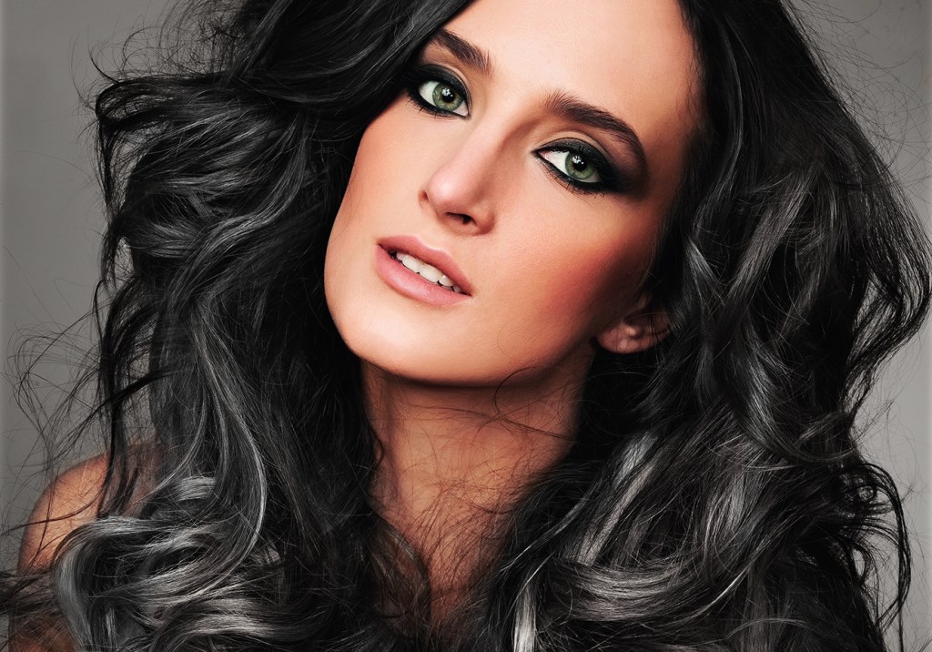 Mudança de hábito: como cuidar do cabelo quando começam a aparecer os fios brancos