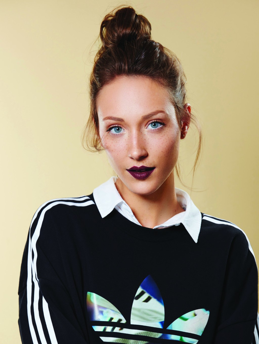 Coque + batom escuro: 5 inspirações do look de inverno