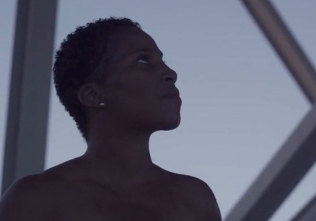 Americana decide andar 1600 km de topless para conscientizar sobre o câncer de mama