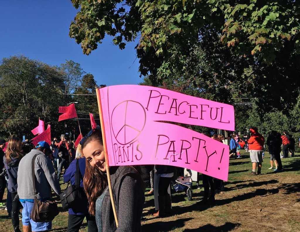 Homem critica e mulheres protestam pelo direito de usar legging