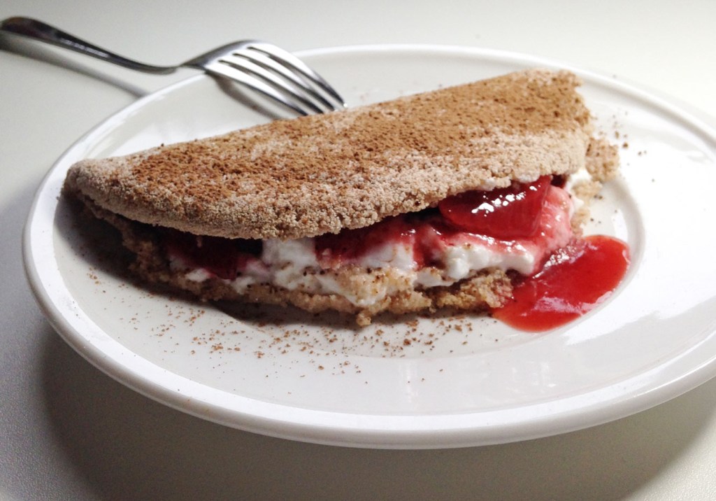 Tapioca de cacau com iogurte e morango