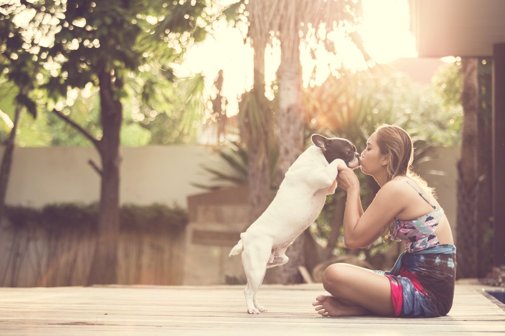 Mulher beijando cachorro