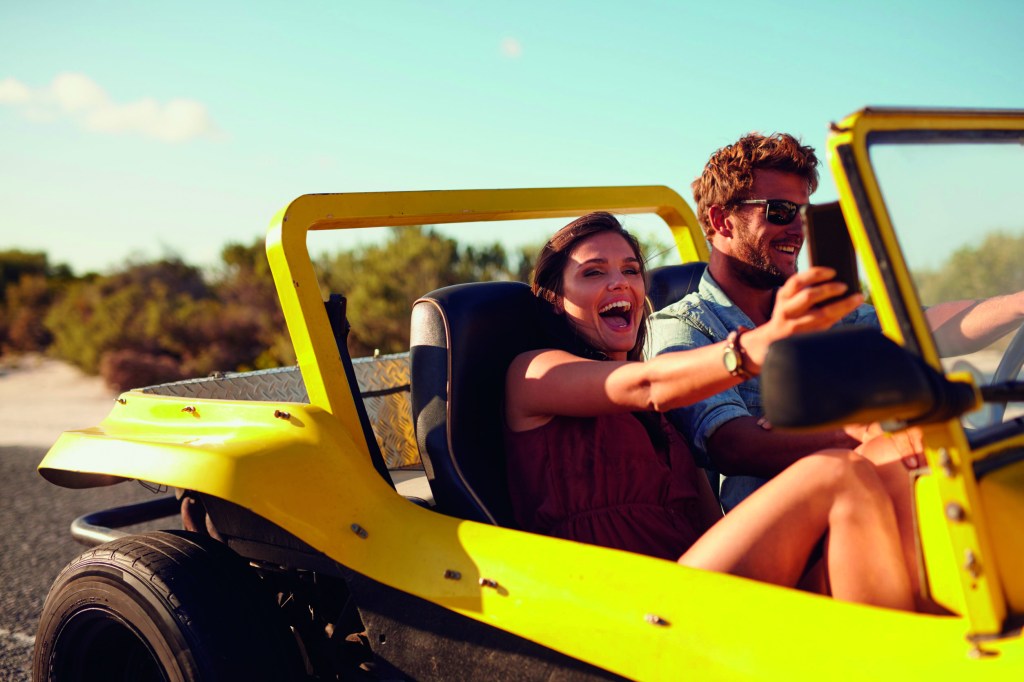 Tirar selfies e fotos de momentos especiais traz mais felicidade