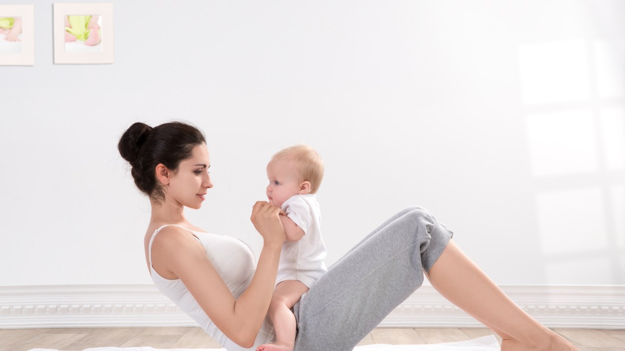 Mulher treinando com bebê - fortalecer o abdômen depois da gravidez