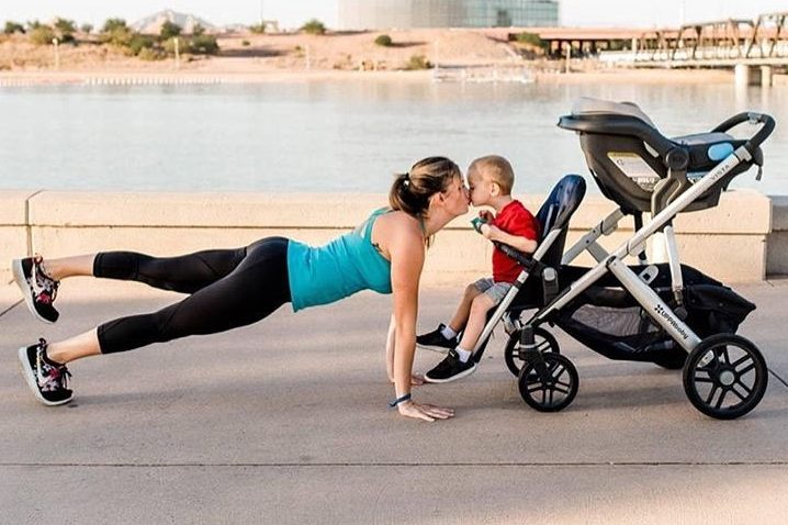 Que fofura! Mamãe fit inclui seus dois filhos na rotina de treino