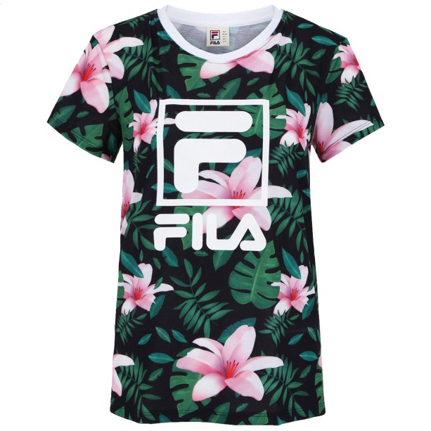 <span>Diretamente dos anos 90, <a href="https://gutenberg.boaforma.abril.com.br/moda/moda-fitness-as-tendencias-dos-anos-90-que-estao-de-volta/" target="_blank">as logomarcas voltaram com tudo</a>! Vale usar as peças nos seus treinos e também compor com a sua calça jeans favorita.</span>
<div id=":o9" class="ii gt adP adO">
<div id=":o8" class="a3s aXjCH m158f4b63cabb74f3">
<div dir="ltr">
<div id="m_-7657171284106514448divtagdefaultwrapper" dir="ltr">
<div>Camiseta, Fila, R$ 89,90*</div>
<div></div>
</div>
<div><em>*Preço pesquisado em dezembro de 2016</em></div>
</div>
</div>
</div>
<div id=":nk" class="hq gt"></div>