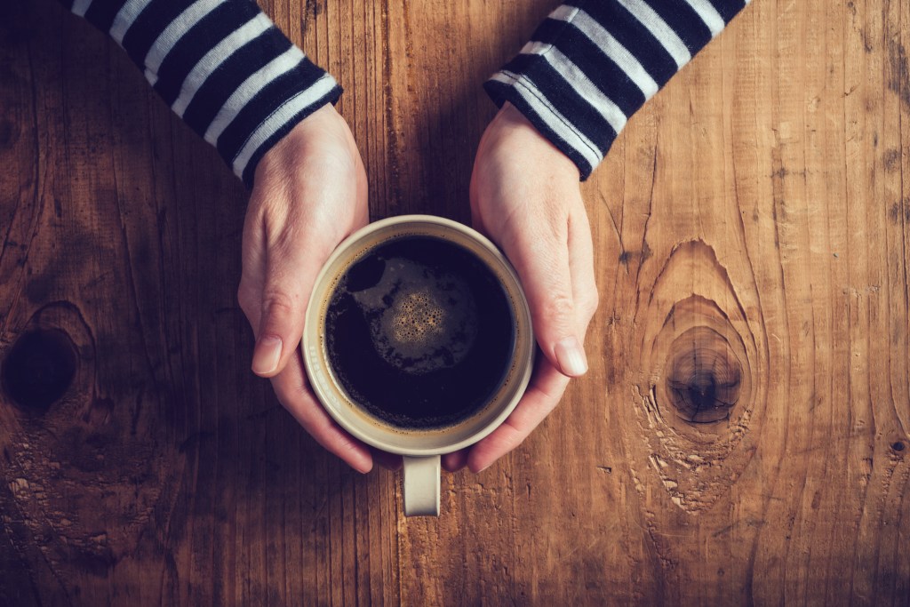 Mulher segurando xícara de café