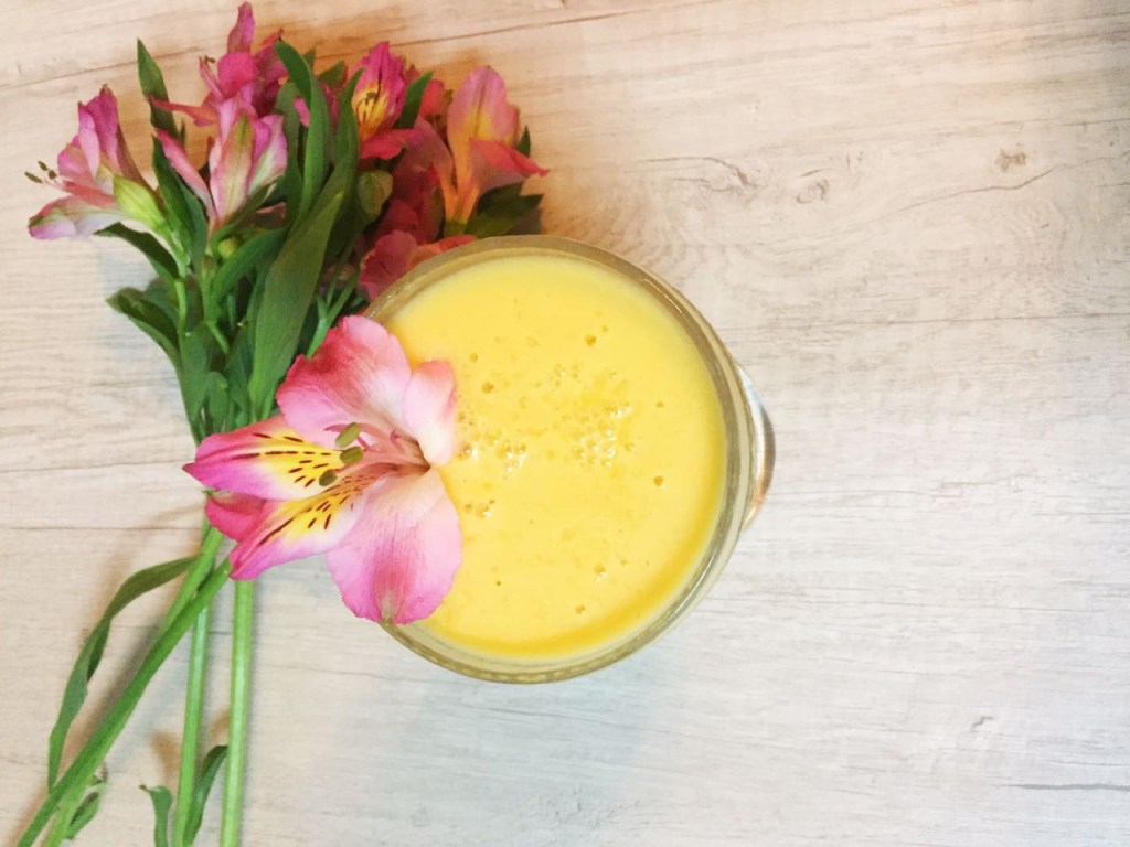 Este shake de manga com leite de coco é proteico