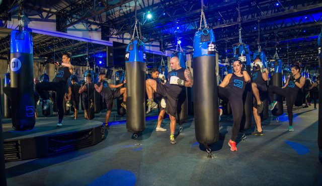 Pessoas no treino funcional com luta no Studio SoulBox