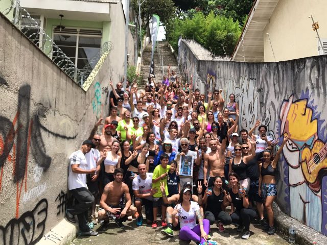 Pessoas após o treino na escadaria da Lapa