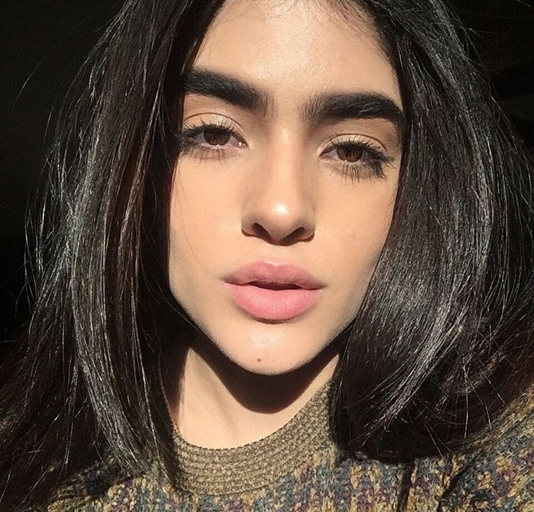 Natalia Castellar com sobrancelha grossa