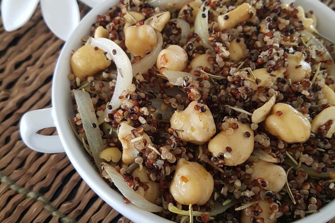 Salada de grão-de-bico com quinua e castanha de caju