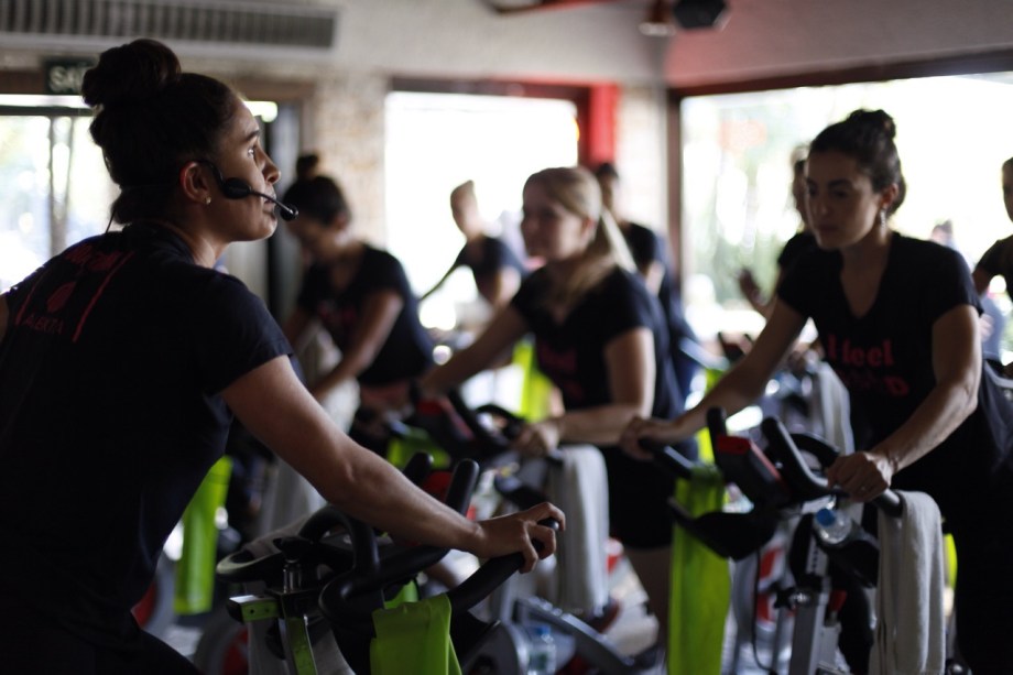 A professora Patricia Bardella lidera a aula de bike que animou as nossas convidadas.