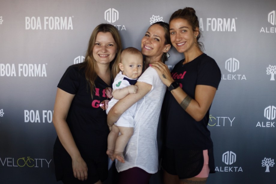 Ju Diniz ao lado de Gabriela Pugliesi e Betina Dantas, criadora do ballet fitness, e seu pequeno Homero.