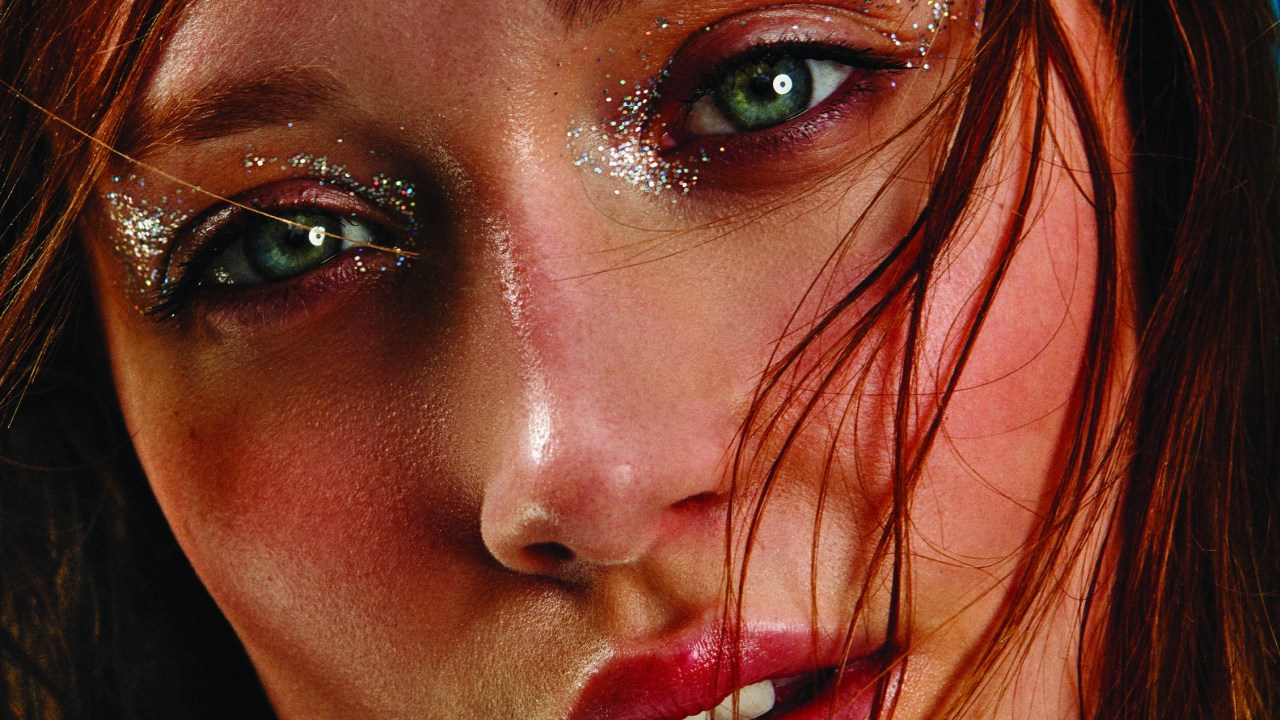 Close de modelo com maquiagem com glitter