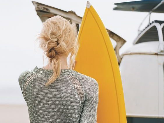 Mulher com penteado na praia