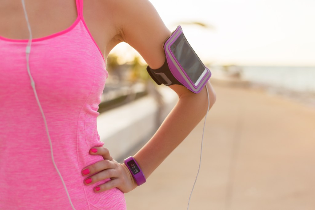 Mulher ouvindo música durante exercício