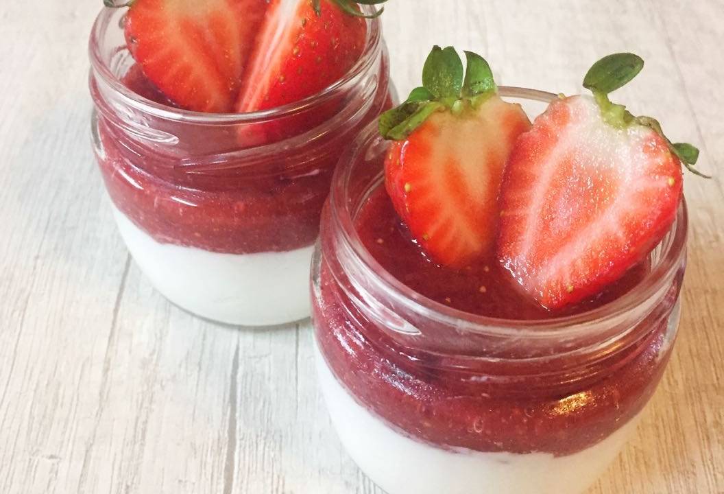 Panacota low carb de iogurte com calda de morango