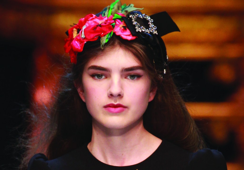 Tiara de flores: o acessório de cabelo continua em alta no outono