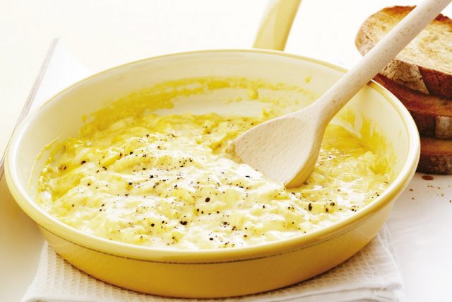 O segredo para seus ovos mexidos ficarem bem cremosos