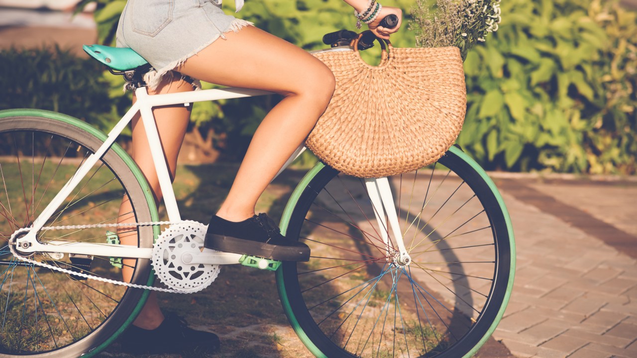 Mulher andando de bike pelo campo