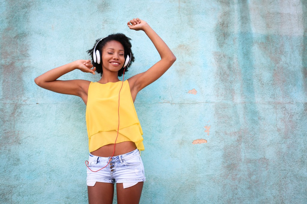 Mulher com fones ouvindo música