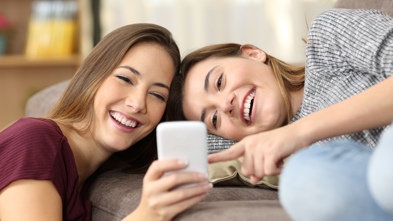 Duas amigas olhando o celular