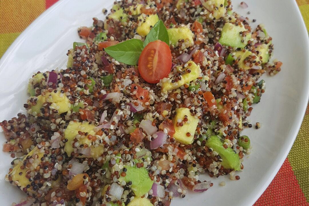 Salada de quinua com abacate
