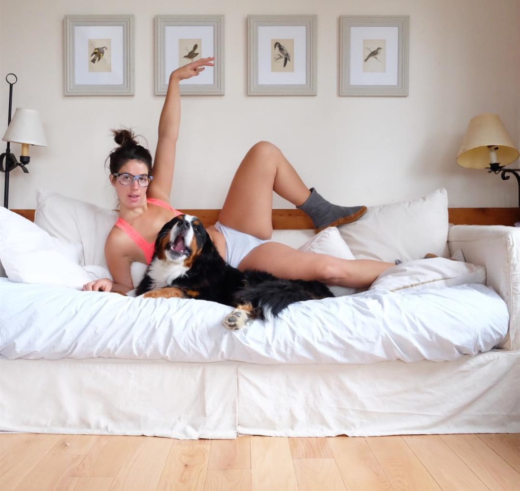 Kate Speer na cama com cachorro