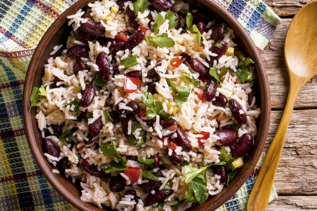 Comer menos arroz e feijão fez brasileiros engordarem, alerta FAO