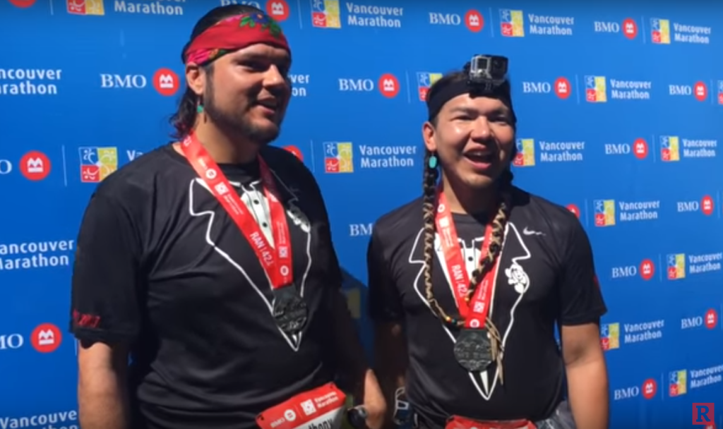 Casal de corredores oficializa união durante maratona no Canadá