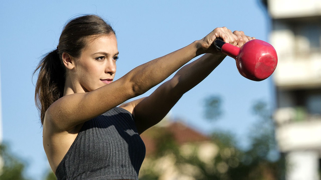 mulher musculação kettlebell - dicas treino