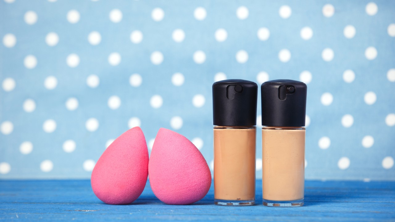 Duas esponjas beauty blender e duas bases