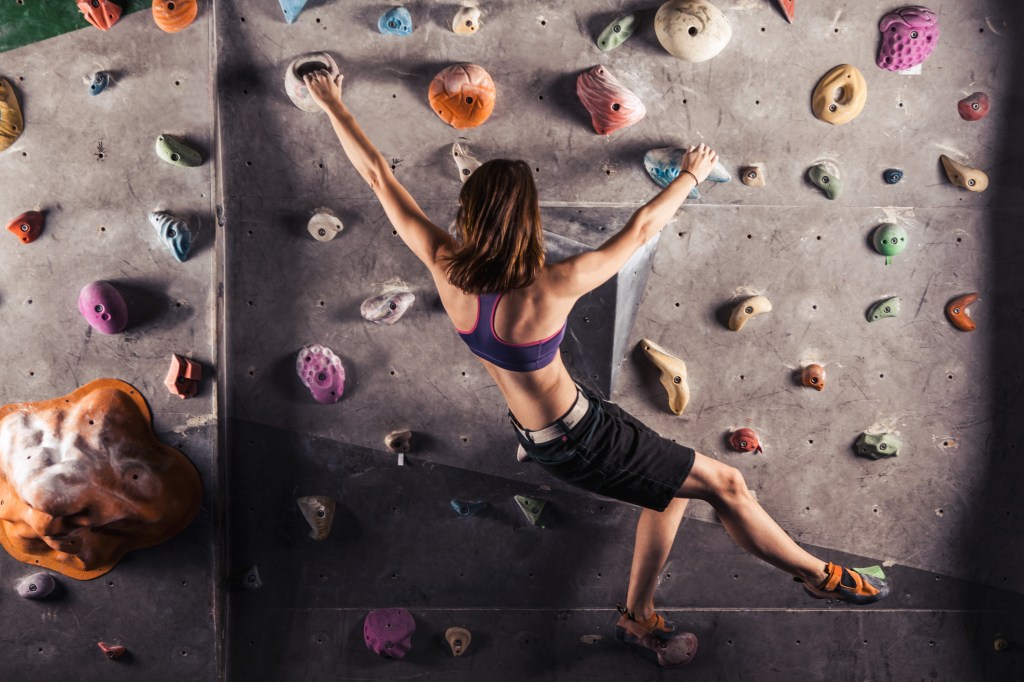 Mulher escalando - Escalada pode ajudar no tratamento da depressão