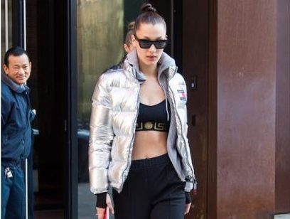 Bella Hadid vestida com jaqueta puffer