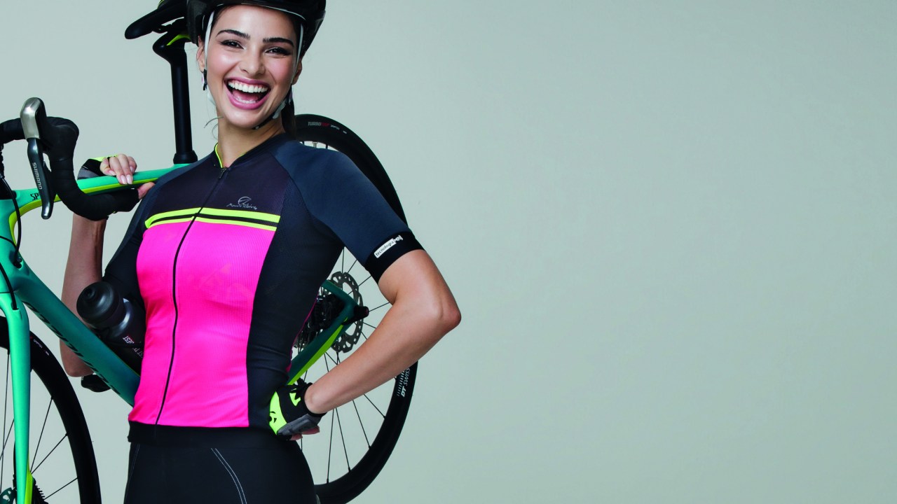 Mulher ciclista com bicicleta