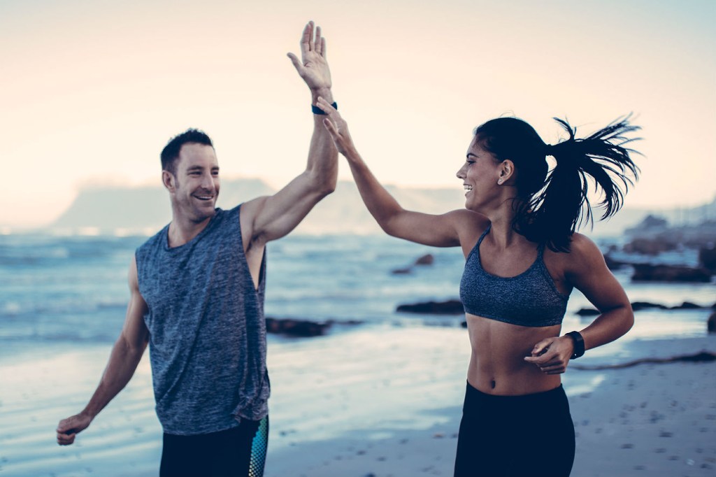 Casal fitness na praia