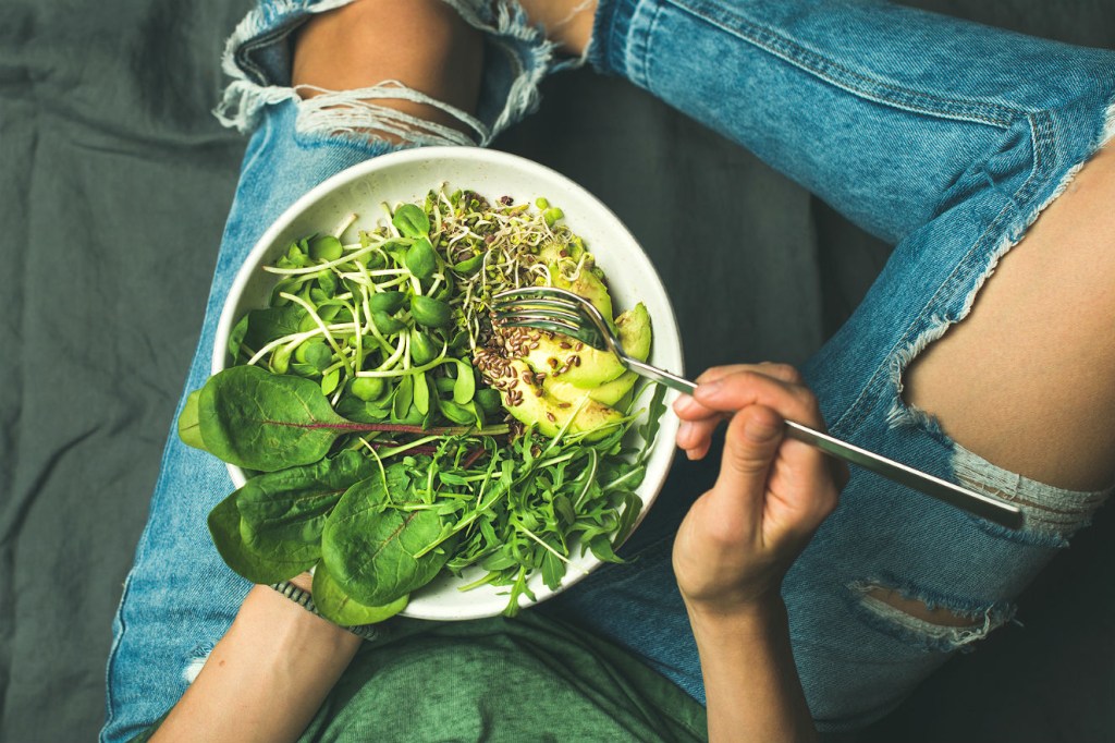 Mulher jantando salada