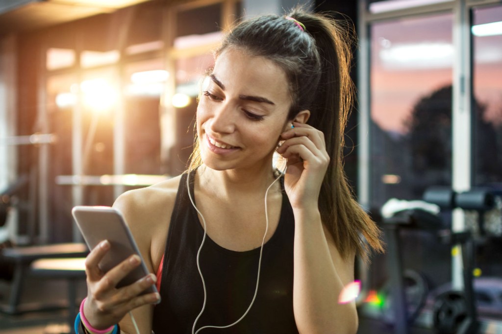 Mexer muito no celular prejudica a aparência do pescoço. Entenda