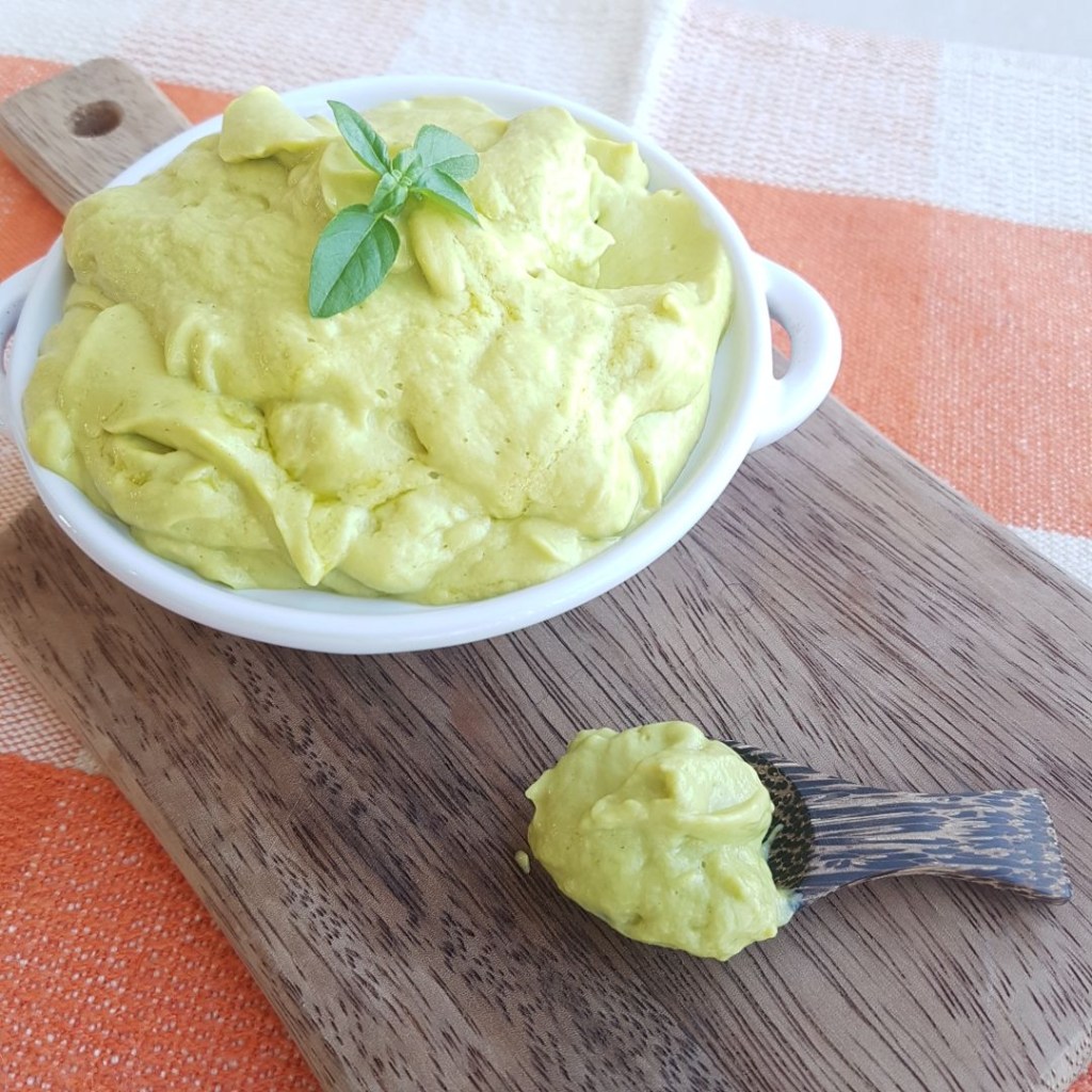 Maionese de abacate com pesto para acompanhar lanches e snacks