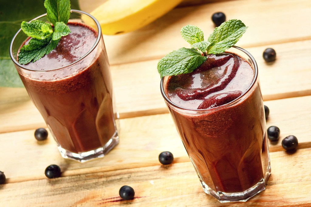Shake de açaí, morango e banana para recuperação pós-treino