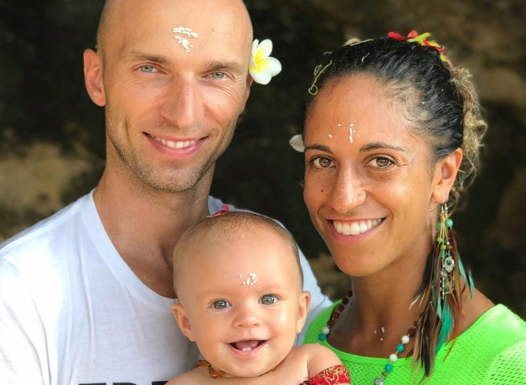 Estamos apaixonadas por esta bebê praticando ioga com os pais