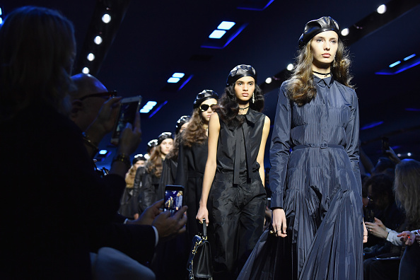 Modelos na passarela com roupa de inverno na Semana de Moda em Paris