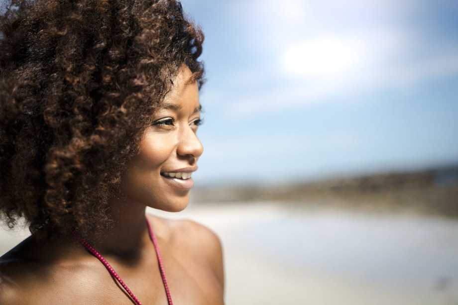 FRIZZ. Quando as cutículas sofrem agressões, elas ressecam, se abrem.  A consequência é os fios arrepiarem, criando o conhecido frizz, em que o cabelo parece não assentar de jeito nenhum.