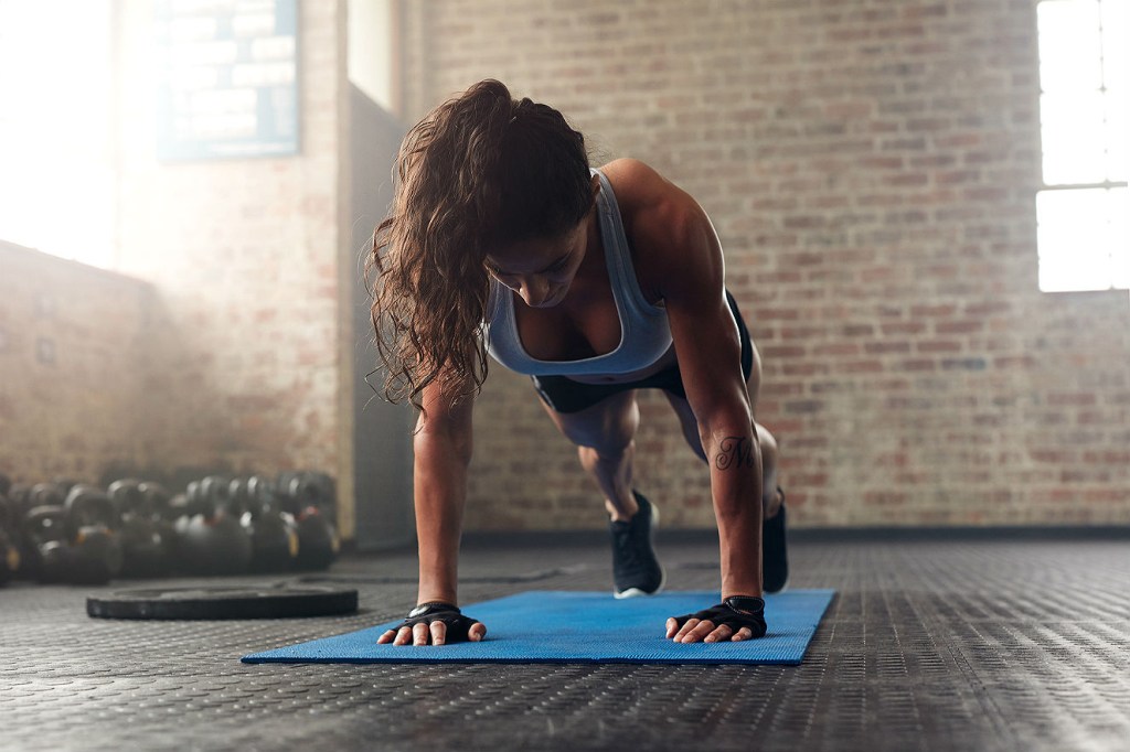 Mulher fazendo burpees - variações de burpee