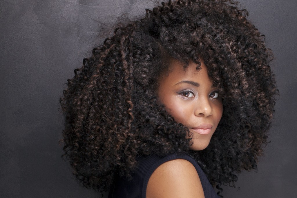 Passo a passo da fitagem, técnica que deixa os cachos perfeitos